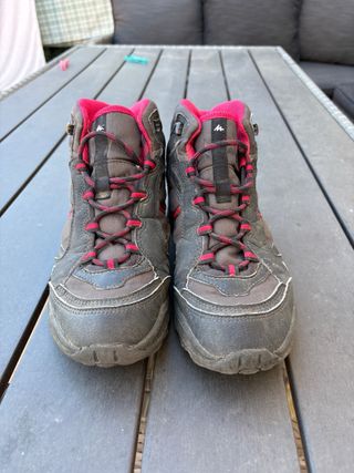 Botas de montaña grises y rosas