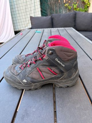 Botas de montaña grises y rosas