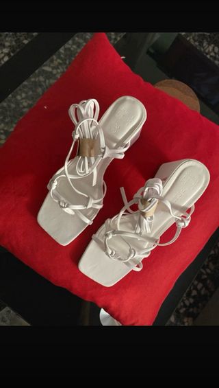Tacones blancos atados