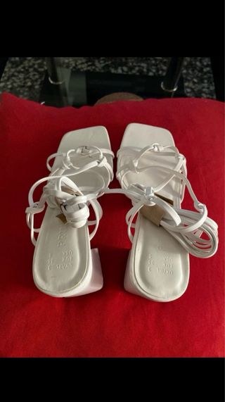 Tacones blancos atados