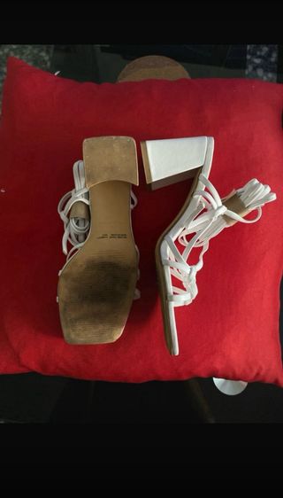 Tacones blancos atados
