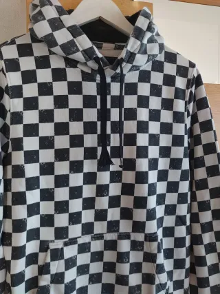 Sudadera con capucha ajedrezada