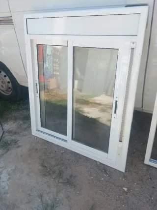 Ventana corredera aluminio con persiana 