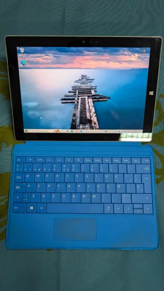 Microsoft Surface 3 con teclado azul