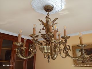 Lámpara de techo dorada estilo clásico