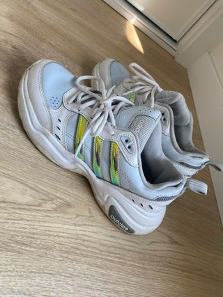 Zapatillas Adidas plateadas y blancas