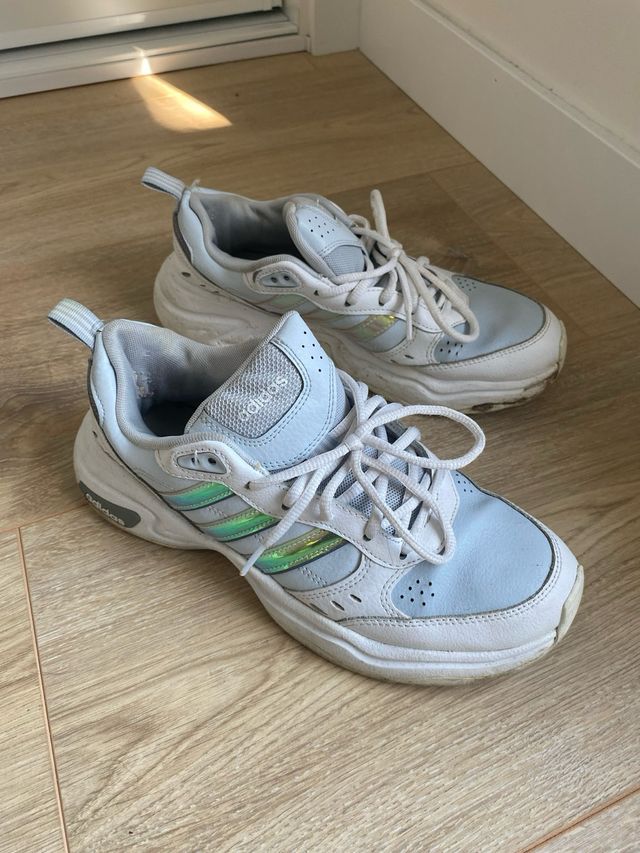 Zapatillas Adidas plateadas y blancas