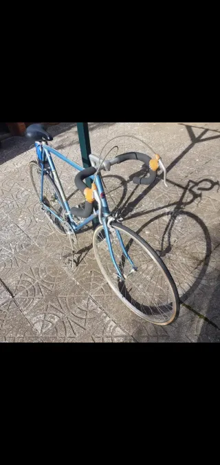 Bicicleta de carretera Fuji azul