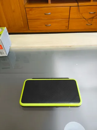 New Nintendo 2DS XL Negro/Verde Lima