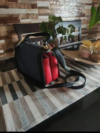 Bolso negro con 2 compartimientos independientes