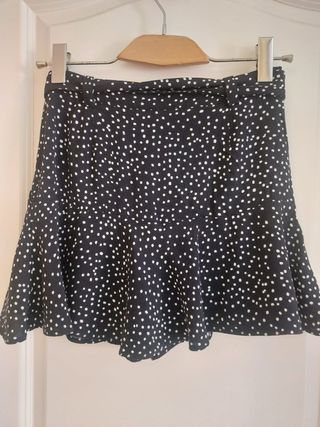 Falda negra con topos blancos