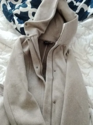 Cappotto beige con cappuccio