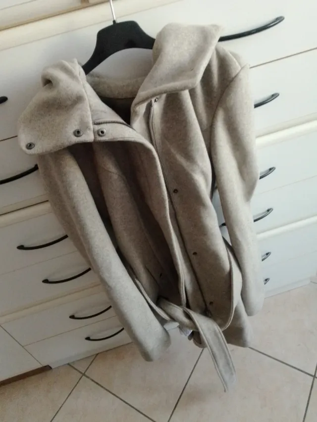 Cappotto beige con cappuccio