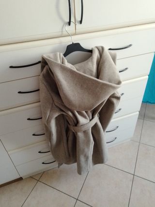 Cappotto beige con cappuccio