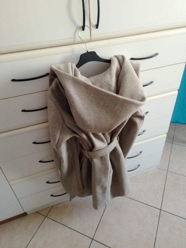 Cappotto beige con cappuccio
