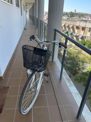 Bicicleta de paseo blanca con cesta
