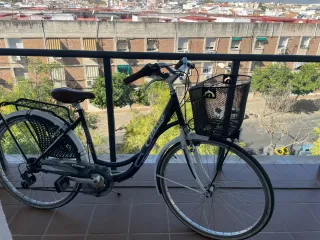 Bicicleta de paseo blanca con cesta