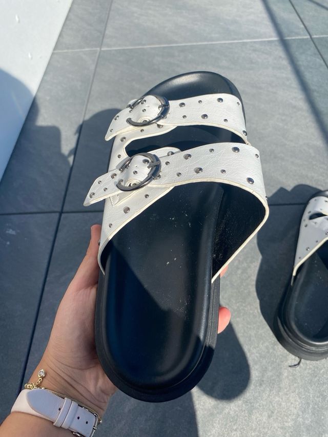 Sandalias Merkal Blancas con Tachuelas