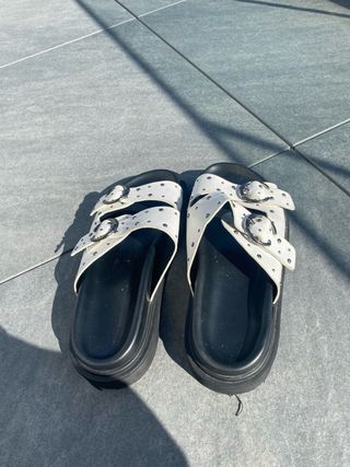 Sandalias Merkal Blancas con Tachuelas