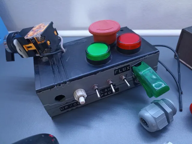 Piezas de DeLorean destrozado