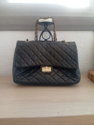Borsa modello Chanel in pelle nera e oro