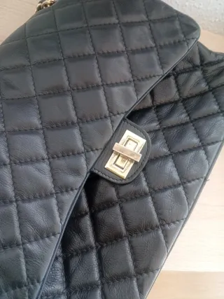 Borsa modello Chanel in pelle nera e oro