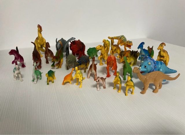 Figuras de dinosaurios de juguete.