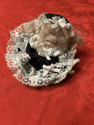 Bambola in porcellana con abito pizzo