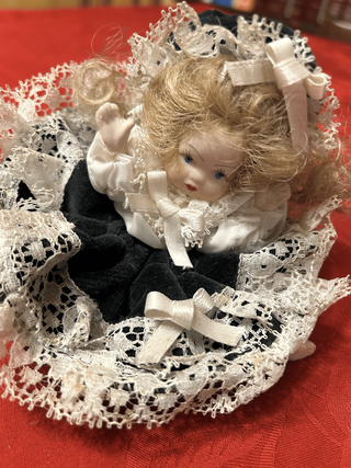 Bambola in porcellana con abito pizzo