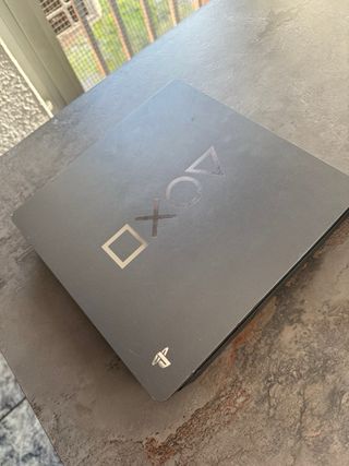 PS4 Slim 1TB - Sin Mando - Gris/Negro