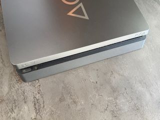 PS4 Slim 1TB - Sin Mando - Gris/Negro