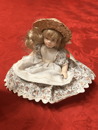Bambola porcellana con vestito floreale