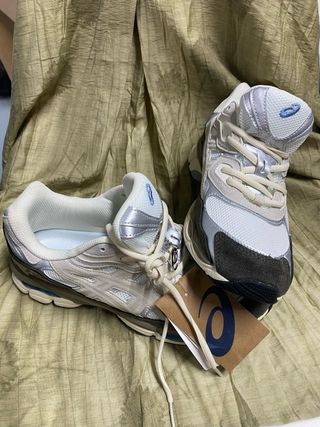 Zapatillas Asics Talla 44 Plata y Blanco