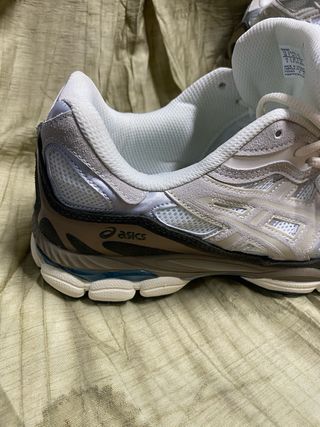 Zapatillas Asics Talla 44 Plata y Blanco