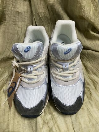 Zapatillas Asics Talla 44 Plata y Blanco