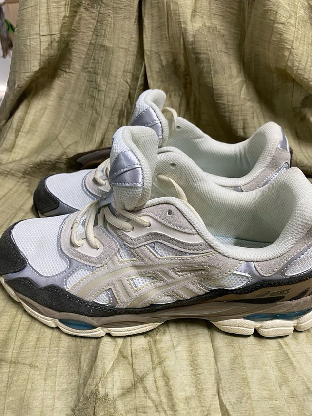 Zapatillas Asics Talla 44 Plata y Blanco