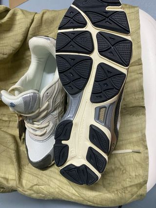 Zapatillas Asics Talla 44 Plata y Blanco