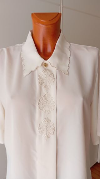 Blusa vintage beige con bordado
