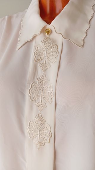 Blusa vintage beige con bordado
