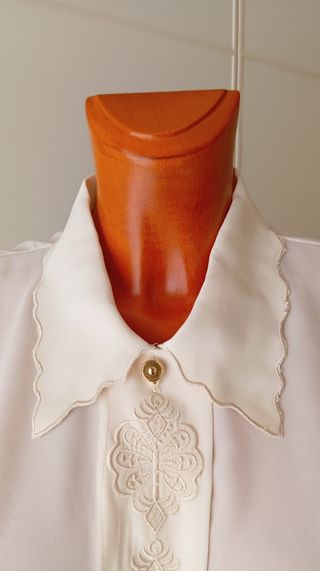 Blusa vintage beige con bordado
