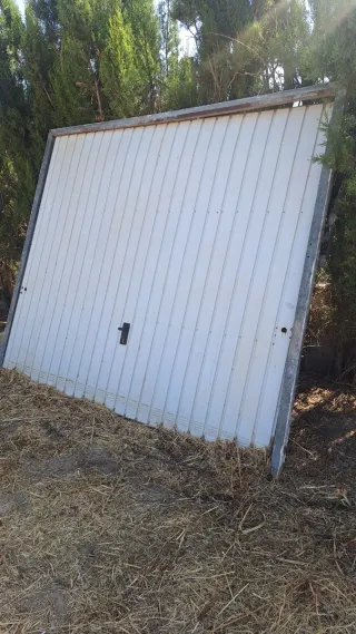 Puerta abatible de garaje