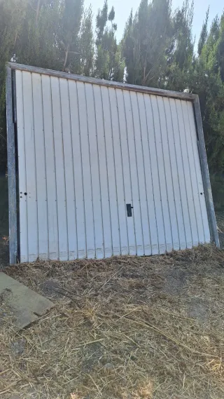 Puerta abatible de garaje