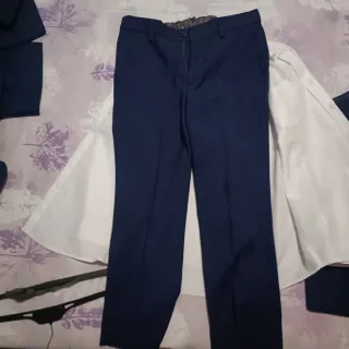 Traje azul completo y chaqueta negra para niño.