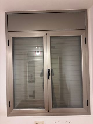 Ventana aluminio con persiana