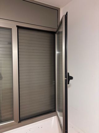 Ventana aluminio con persiana