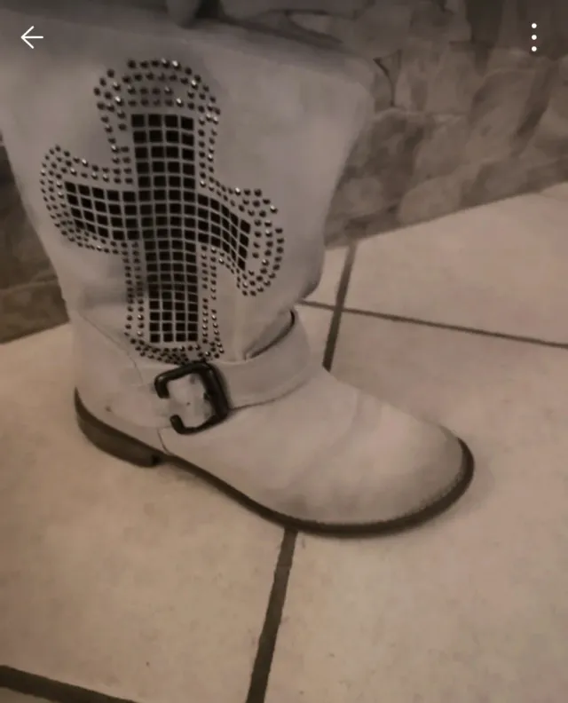 Stivaletti camoscio con borchie  color ghiaccio