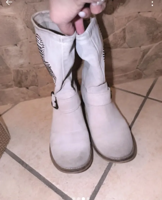 Stivaletti camoscio con borchie  color ghiaccio