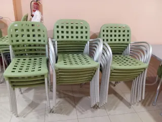 Sillas y mesas  75 euros el juego 4 sillas y 1 mes