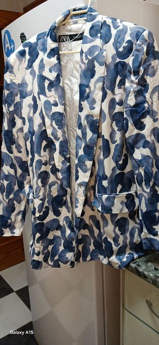 Blazer Zara estampado azul y blanco
