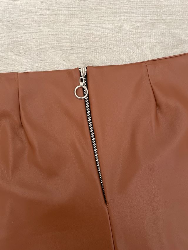 Falda marrón efecto piel